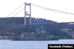 Турецький фрегат TCG Barbaros F244 проходить протокою Босфор
