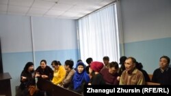 В зале суда во время процесса над активистом Алибеком Молдиным. Актобе, 9 января 2020 года.