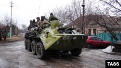 Сепаратисты самопровозглашенной Донецкой народной республики на бронетранспортере. Донецкая область, 2 февраля 2015 года. 