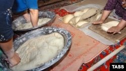 Zenanlar öýde çörek bişirýärler. Türkmenistan (Arhiw suraty) 
