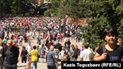 Народное гулянье на площади перед мемориалом 28 гвардейцам-панфиловцам. Алматы, 9 мая 2013 года. Иллюстративное фото.