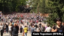 28 панфиловшылар паркінде жүрген Алматы тұрғындары. 9 мамыр 2013 жыл. (Көрнекі сурет)
