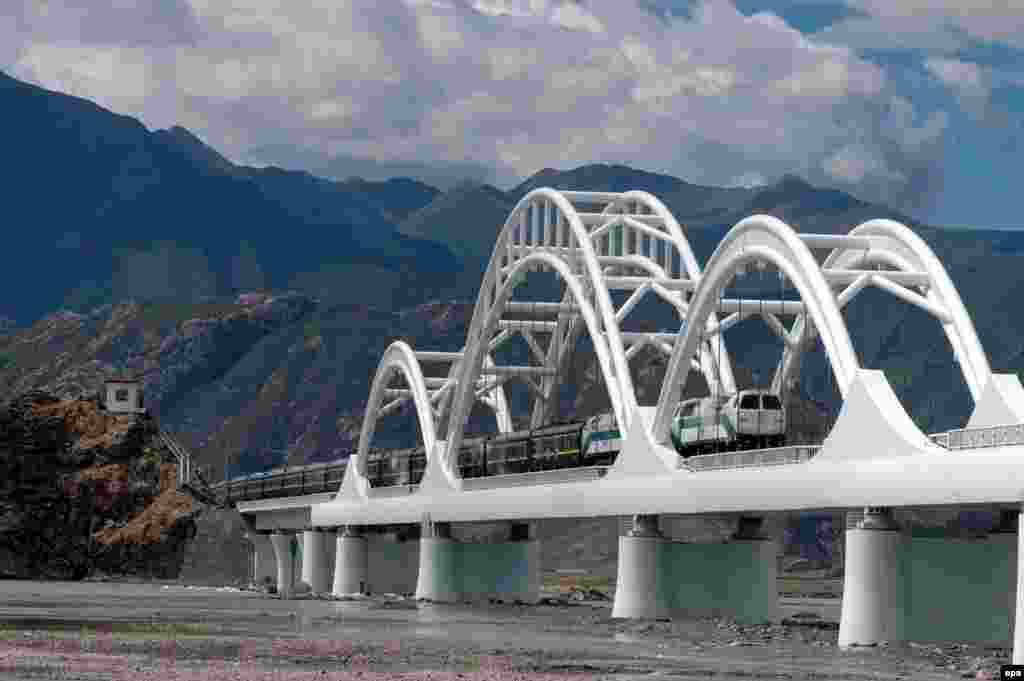 Первый поез на пути в Лхасу. Два года назад Китай с помпой открыл "саму высокогорную железную дорогу в мире". Добраться в самое сердце Тибета теперь по карману любому.
