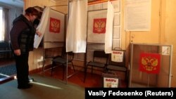 Сотрудник местного избиркома проверяет готовность к выборам. Село Братковая, 16 марта 2018 года