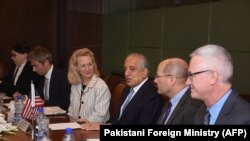 هیئت امریکایی به ریاست زلمی خلیل‌زاد حین ملاقات با مقامات پاکستانی در اسلام‌آباد. April 29, 2019