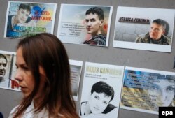 Vera Savcenko vizitează expoziția foto dedicată surorii sale Nadia Savcenko.