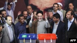 Former president Mohammad Khatami casts his ballot at a polling station in Tehran when Hassan Rouhani's won the presidency, 14Jun2013