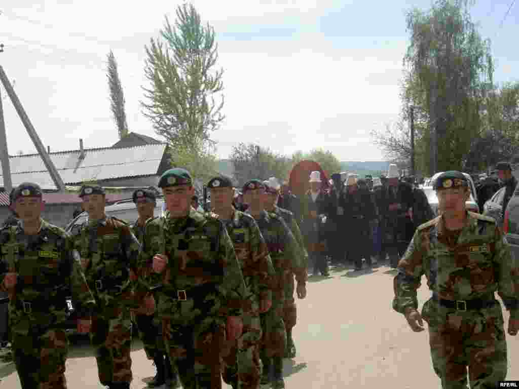 Маркум быйыл 16-ноябрда 33 жашка толмок - Kyrgyzstan -- Funeral the deputy of parliament Sanjar Kadyraliev, Village Kyzyl-Senir Uzgen district,16april2009