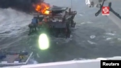 Пожар на нефтяной платформе в Каспийском море у берегов Азербайджана. 5 декабря 2015 года.