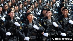 Әскери парадта сап түзеп кетіп бара жатқан сарбаздар (көрнекі сурет)