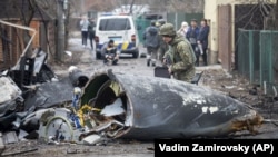 Останки от свален руски самолет в района на Киев.