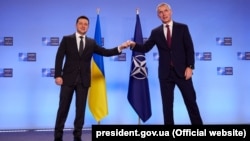 Ukrainian President Volodymyr Zelensky (left) and NATO Secretary-General Jens Stoltenberg (file photo)