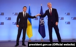 Secretarul general al NATO, Jens Stoltenberg, exclude o intervenție militară a NATO în Ucraina dacă Rusia ar invada-o. În această fotografie apare Stoltenberg, alături de președintele ucrainean, Vladimir Zelenski, în timpul vizitei celui de-al doilea la Bruxelles, pe 16 decembrie 2021.