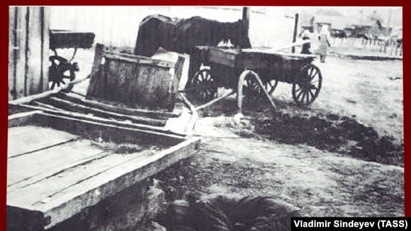 Жертва голоду на міському ринку. Фото Александра Вінербергера. З виставки «Розсекречена пам’ять». Київ, листопад 2006 року