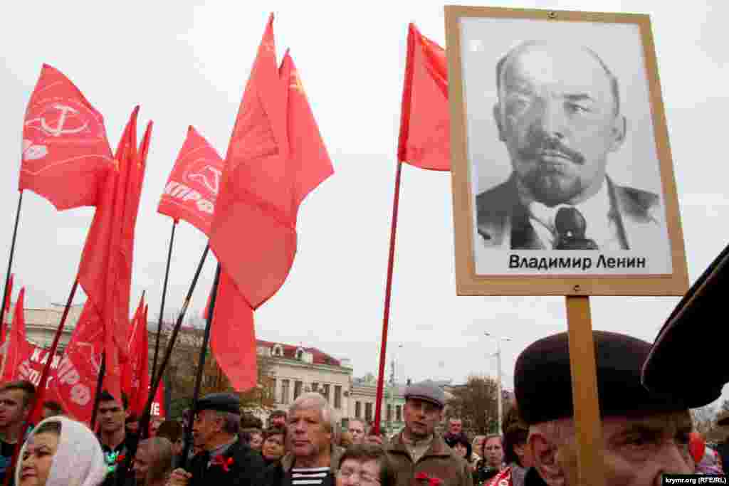 Коммунисты отпраздновали 98-ю годовщину Октябрьской революции шествием и митингом на площади Ленина.