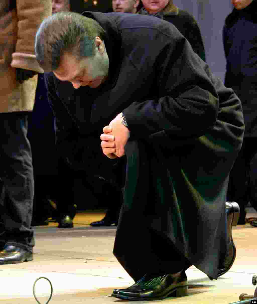 Kneeling down to thank his supporters during a rally in Donetsk in January 2005.