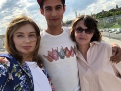 Альберт Литвинов с матерью и сестрой