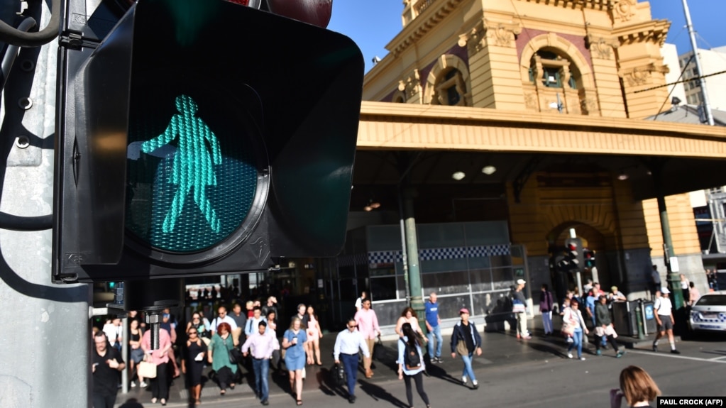 ده چراغ راهنمایی در ملبورن برای یک دوره آزمایشی یک ساله به جای آدمک همیشگی چراغ عابر پیاده، تبدیل به شکل یک زن میشوند