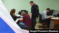 Квітень 2019 року: перша група жителів окупованих територій отримує паспорти у російській Міграційній службі