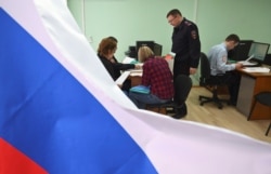 Апрель 2019-го: первая группа жителей оккупированных территорий получает паспорта в российской Миграционной службе