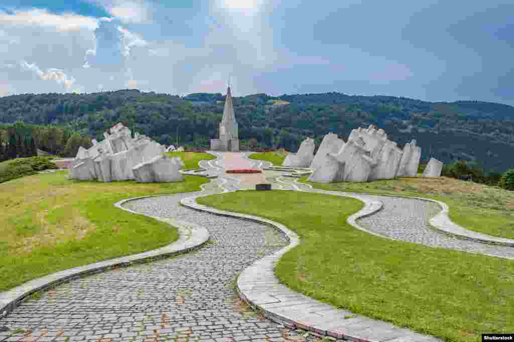 The Kadinjaca Memorial Complex, which was completed in 1979, stands on a hilltop above a town in western Serbia where partisans and a “workers’ battalion” fought Nazi troops in November 1941. The battle ended in the deaths of nearly all of the 400 workers who fought to give civilians time to flee the Nazi advance.