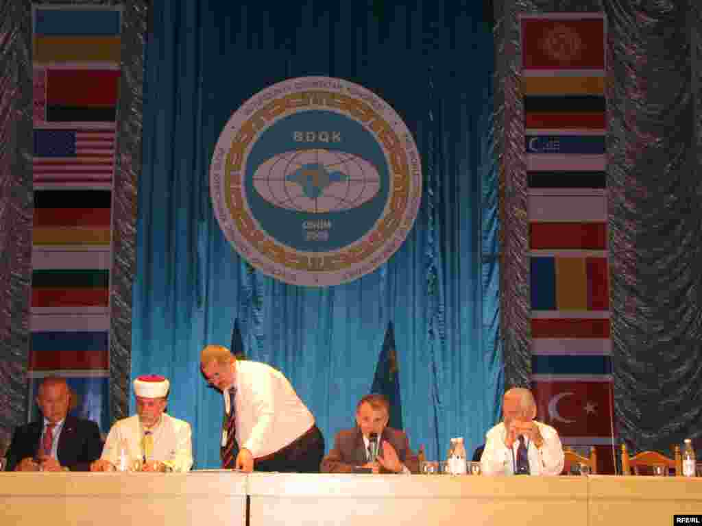 Ukraine, Crimea -- World Congress of Tatars in the Crimean Khan's palace in Bakhchisarai. 21May2009 - Притула, Під час роботи Конгресу, Всесвітній конгрес кримських татар 