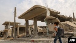 Suriyalı uşaq dağılmış Kobani şəhərində, 6 oktaybr 2015