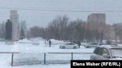 Полицейские на безлюдной площади Гагарина рядом с памятником Неизвестному солдату в Темиртау. 22 февраля 2020 года.