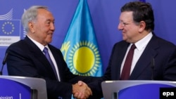 Президент Казахстана Нурсултан Назарбаев и президент Еврокомиссии Хосе Мануэль Баррозу. Брюссель, 9 октября 2014 года.