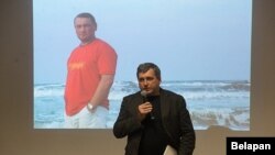 Выступае старшыня Беларускай асацыяцыі журналістаў Андрэй Бастунец