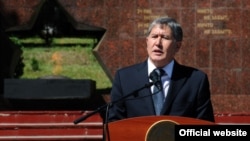 Президент Атамбаев на митинге-реквиеме в Оше, 10 июня 2012