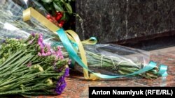 Крымчане принесли цветы к памятнику Тарасу Шевченко в Симферополе. 24 августа 2016 года