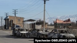 Бұлар батыр ауылындағы жаппай тәртіпсіздік кезінде өртенген автокөлік қаңқалары. Қордай ауданы, Жамбыл облысы, 8 ақпан 2020 жыл.