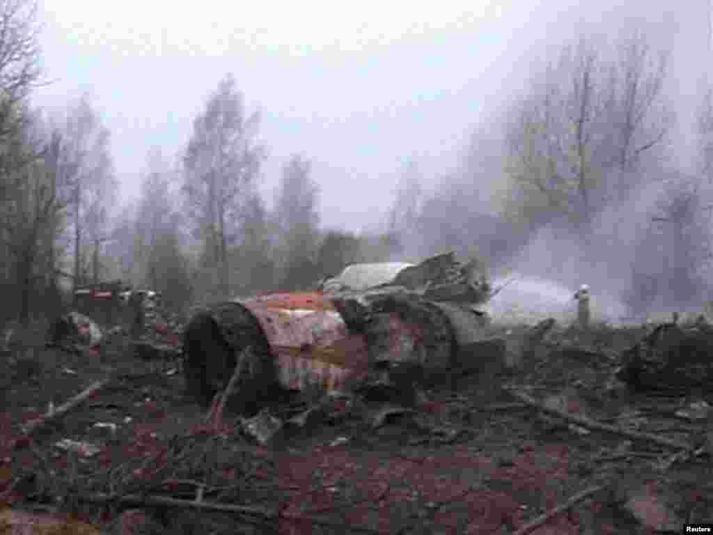 На месте крушения самолета ТУ-154 президента Польши Лех Качиньского. В результате авиакатастрофы при подлете к Смоленску погибли все находившиеся на борту 96 человек, в том числе президент и его жена. 