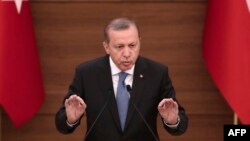 Түркия президенти Режеп Тайып Эрдоган Анкарадагы жыйында сүйлөп жатат, 19-апрель, 2016-жыл
