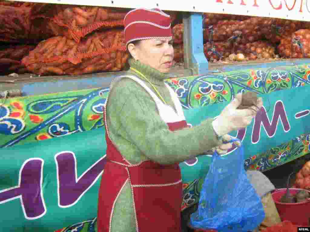 Узган шимбәдә Казанның Мәскәү базарында Балтач һәм Буа районы вәкилләре сәүдә итте. Рәсмиләр арзанрак азык-төлек, яшелчә тәкъдим ителүче мондый ярминкәләр Яңа елга кадәр булып торачак дип белдерә. Мондый ярминкәләр пенсиягә генә көн итүче өлкәннәр һәм аз керемлеләр күңеленә хуш килә. Көзге ярминкәләр вакытында шәһәр халкы арзан бәягә кышка җитәрлек бәрәңгесен, кишерен, суганын һәм кәбестәсен алып калырга тырыша.