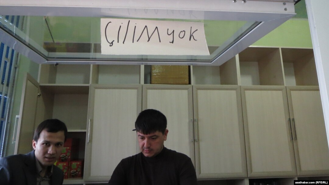 Надпись в магазине: "Сигарет нет". Ашгабат, январь 2016 года.