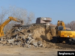 Демонтаж памятника Сабыру Рахимову в Ташкенте. Январь 2011 года.