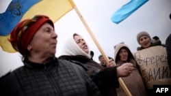 Украинаны жақтаған шеруде тұрған қырым татарлары. Украина, 14 наурыз 2014 жыл.