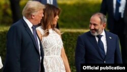 Премьер-министр Армении Никол Пашинян беседует с президентом США Дональдом Трампом и его супругой Меланией Трамп на полях саммита НАТО в Брюсселе, 11 июля 2018 г.