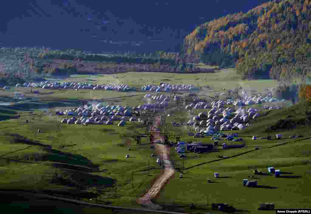 Кыргызстан тауларында Дөнья күчмә халыклар ярышлары уза торган тирмәләр шәһәрчеге.