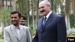 Махмуд Ахмадинеджад и Александр Лукашенко во время визита президента Беларуси в Иран. 2006 год.