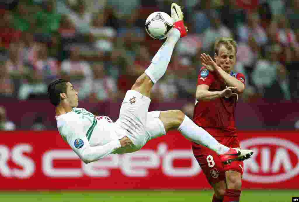 Portugal&#39;s Cristiano Ronaldo (left) in action against David Limbersky during a Euro 2012 quarterfinal match against the Czech Republic in Warsaw on June 21. Ronaldo scored the only goal in Portugal&#39;s 1-0 victory. (epa/Oliver Weiken)