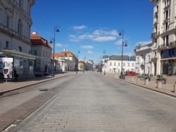 У будній день на центральній вулиці Варшави Новий світ жодної людини