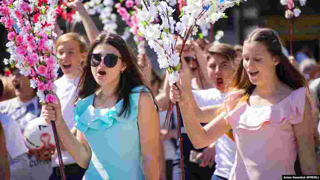 «Аксенову Сергію Валерійовичу ура!» – «Ура! Ура! Ура!»