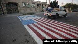 Američka zastava naslikana na cesti u Bagdadu kako bi se preko nje gazilo, 3. januar 2020. 