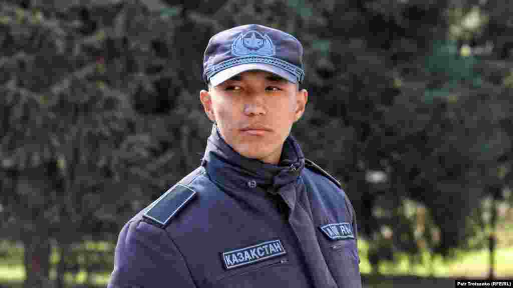 Сотрудник полиции в центре Алматы. 26 октября 2019 года.