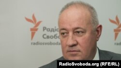 Керівник штабу Гриценка Віктор Чумак у парламенті заявив про виявлення пристроїв для прослуховування і допустив, що «без втручання держави не обійшлося»