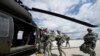 صورة من الأرشيف لجنود أميركيين يستقلون هليكوبتر من طراز بلاك هوك خلال مهمة عسكرية