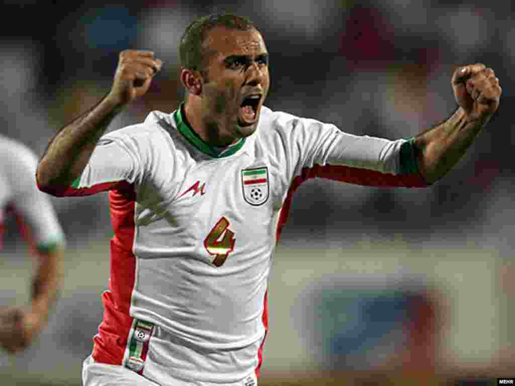 ضربه قوس دار حسينی در دقیقه چهارم بازی با اشتباه دروازه بان و مدافع تیم کویت تبدیل به گل دوم ایران شد.